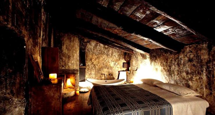 Vos nuitées…Les édifices d’époque nous transportent dans le temps, surtout durant la nuit…